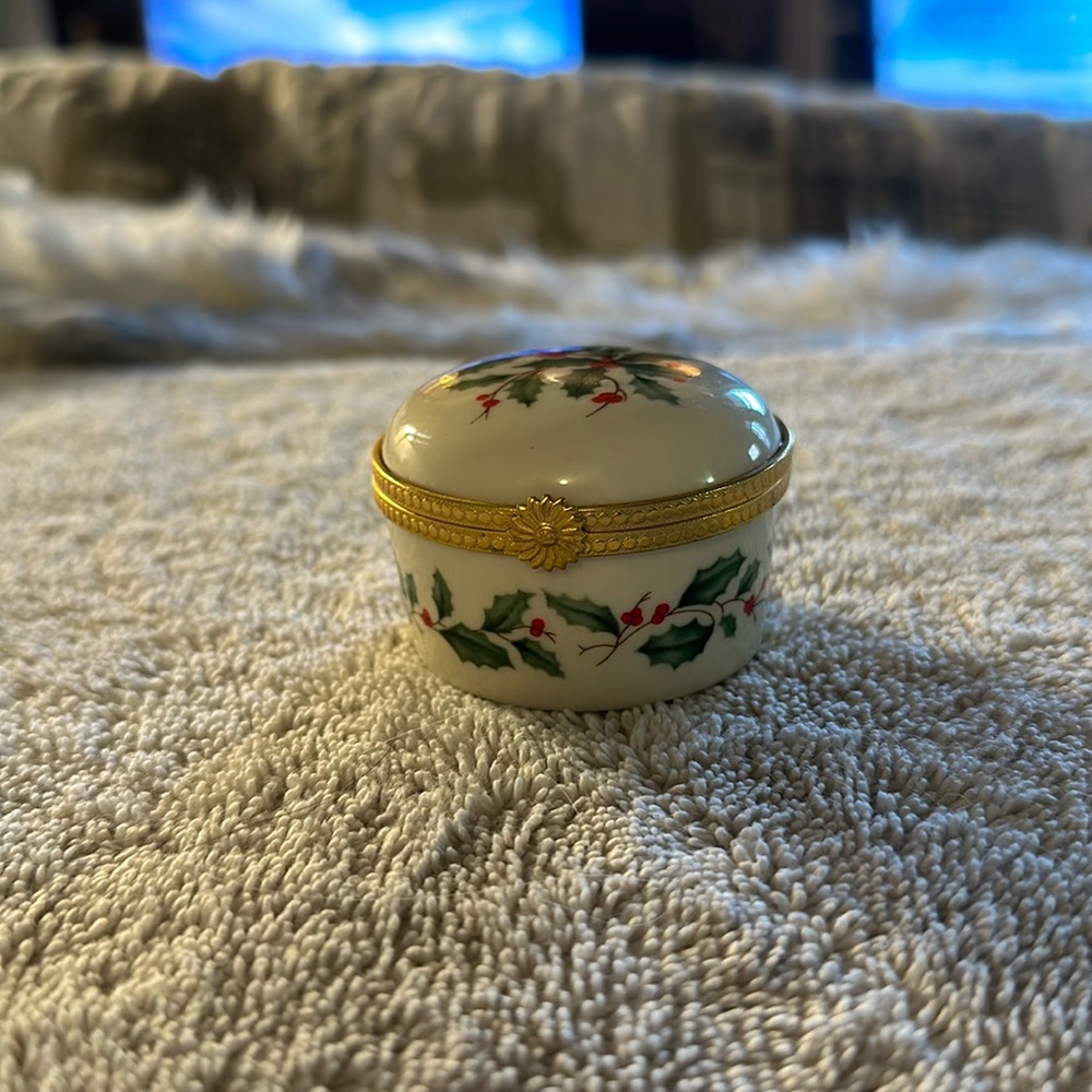 Small Lenox holiday trinket box
